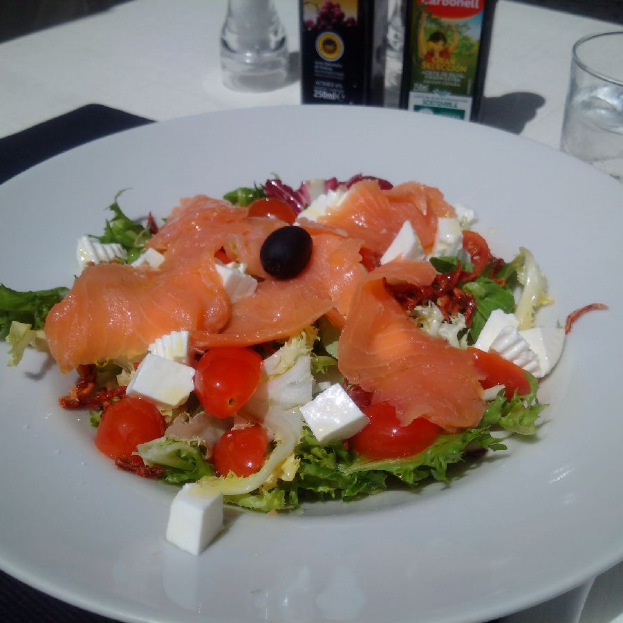 Salat-mit-geraeuchertem-Lachs